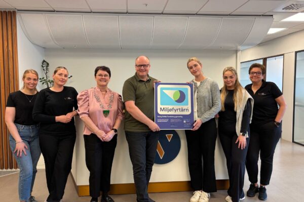 Smilende ansatte og ordfører med miljøfyrtårn plakett