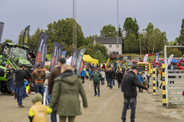 Publikum foran utstilling av kjøretøy på travbanen