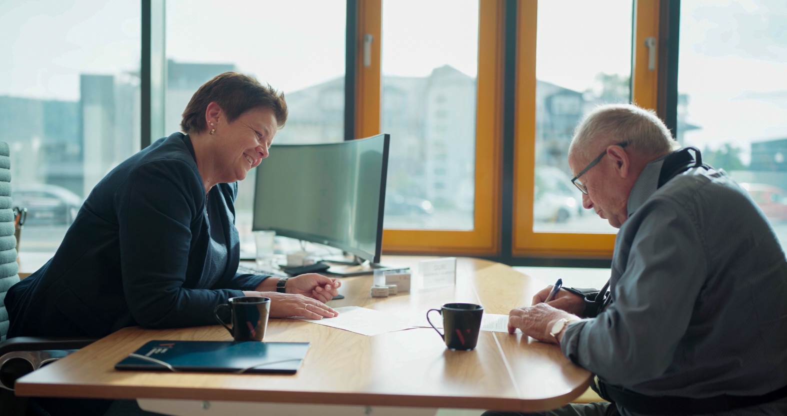 Mannlig kunde på kontor med kunderådgiver.