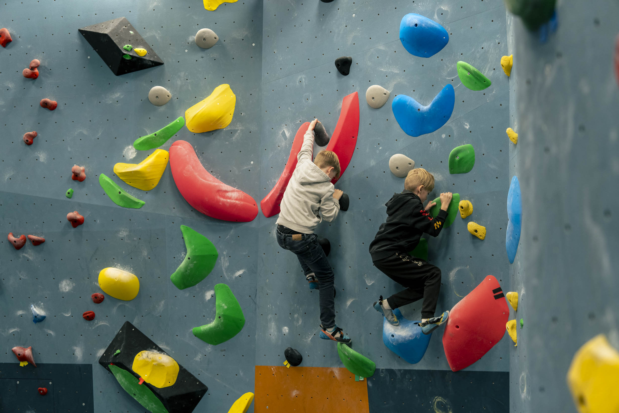 To gutter i klatrehall-