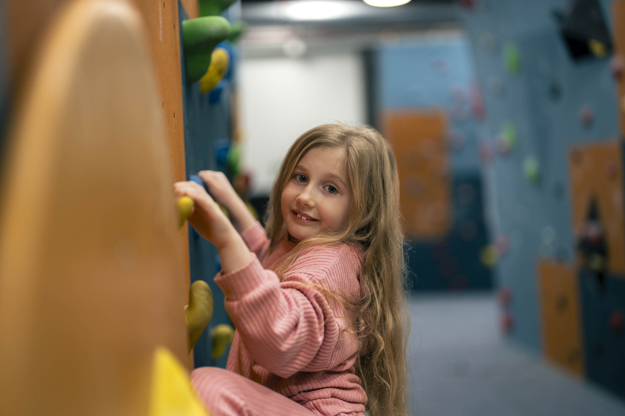 Jente i klatrehall.