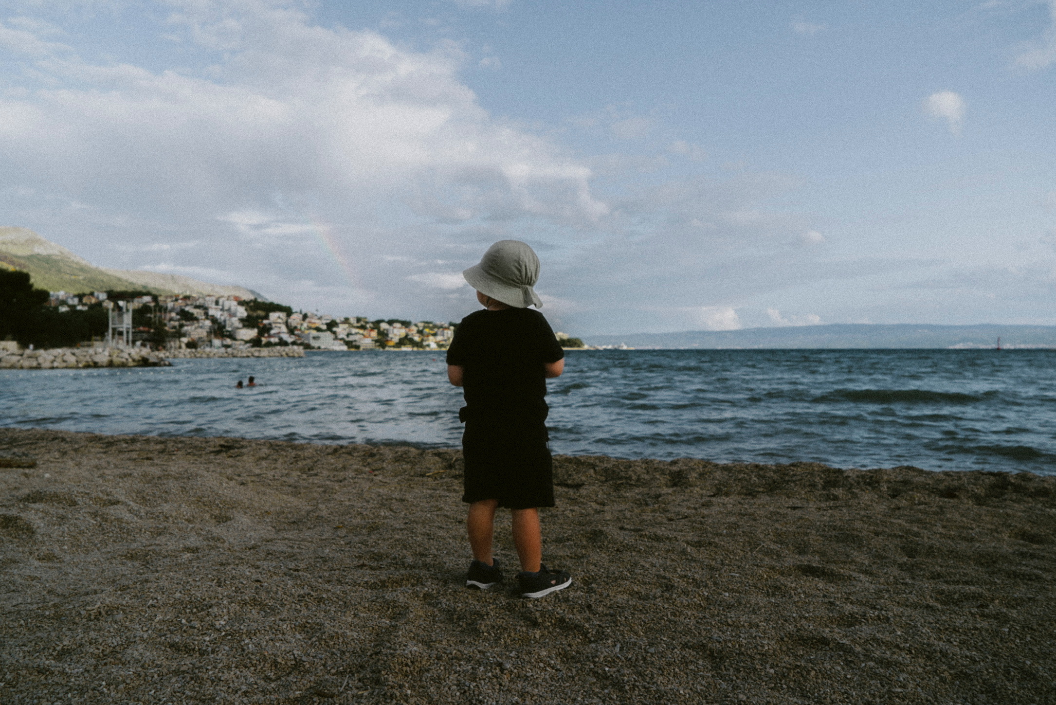 Liten gutt på badestrand