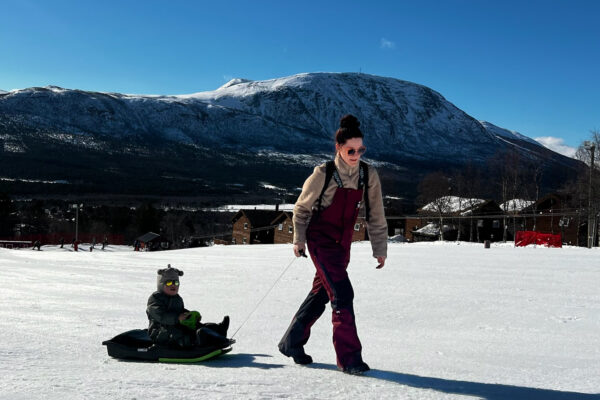 Mor og sønn i akebakke på påskeferie