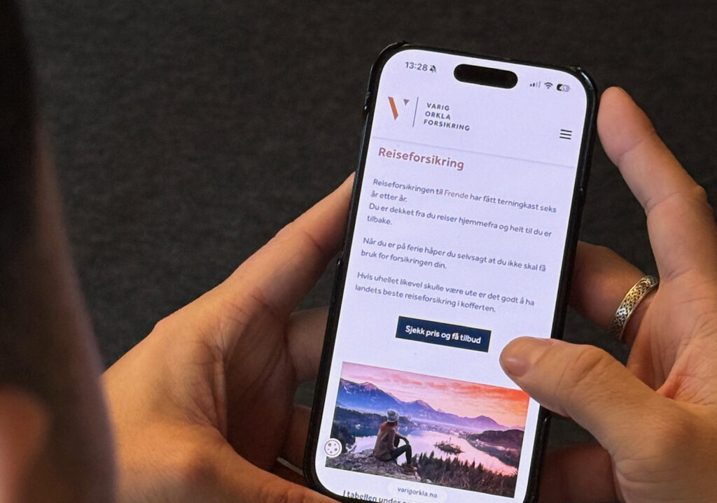 Mobil som viser nettsiden til Varig Orkla Forsikring